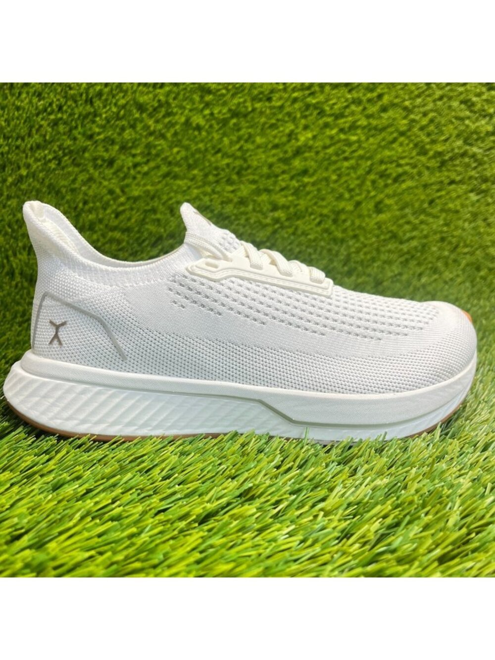 Flux Adapt Runner White Gum Womens Size 6.5 Running Athletic Walking Knit Shoes